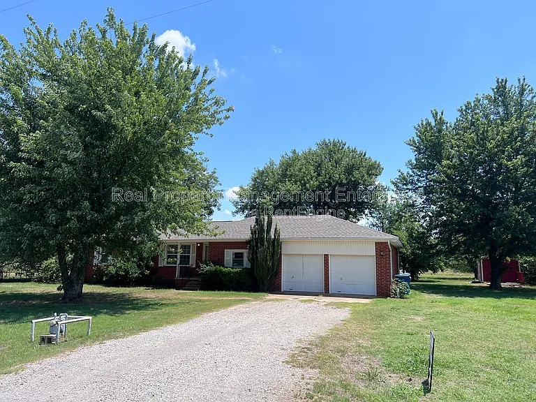 204 Wolf Ln — Photo 2