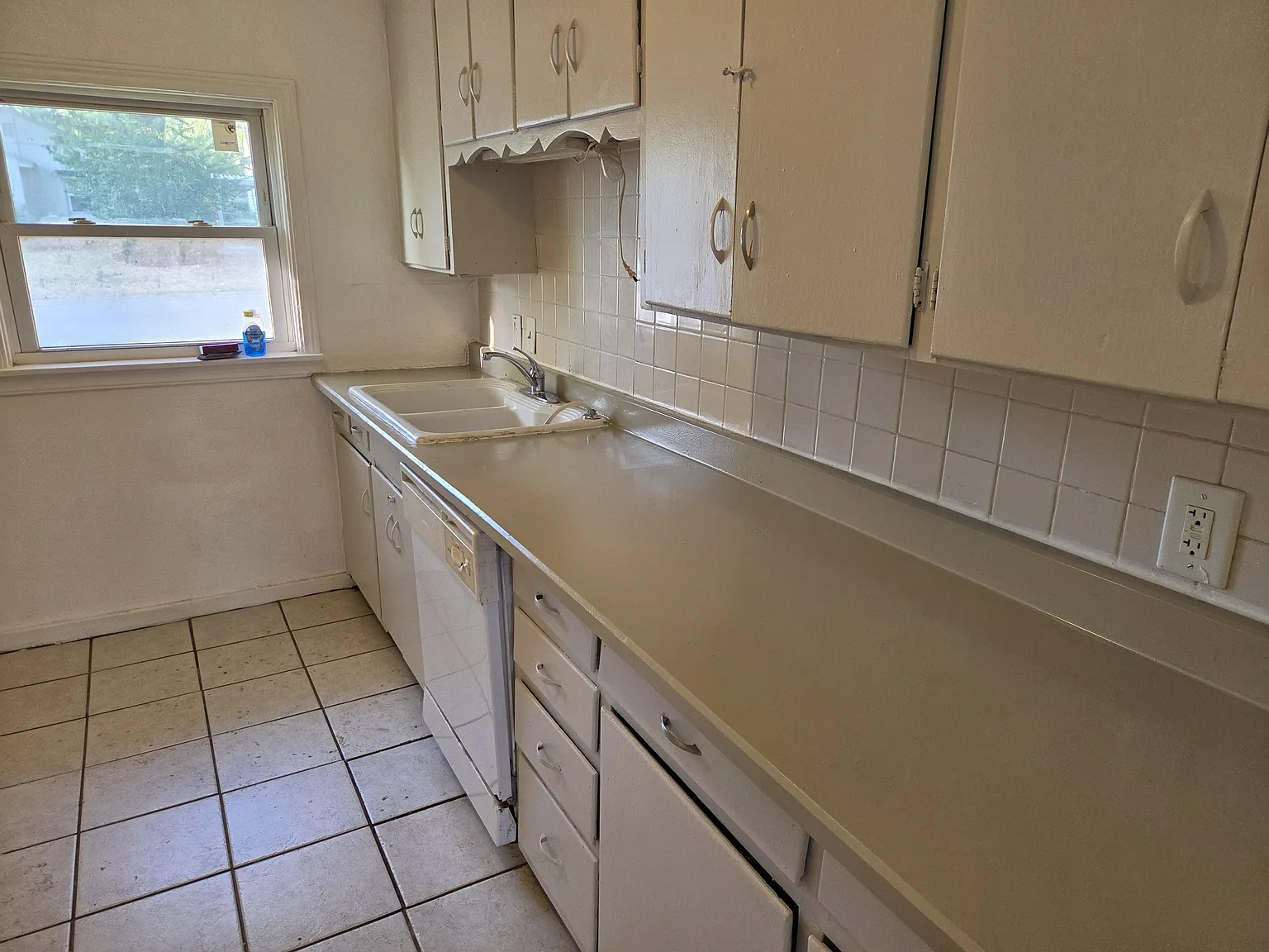 3 bed, 1100 sqft, $1,300 — Photo 2