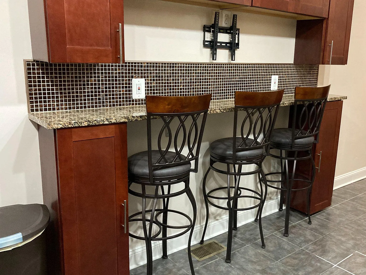 2 bed, 2.5 bath, 2700 sqft, $1,800 — Photo 4
