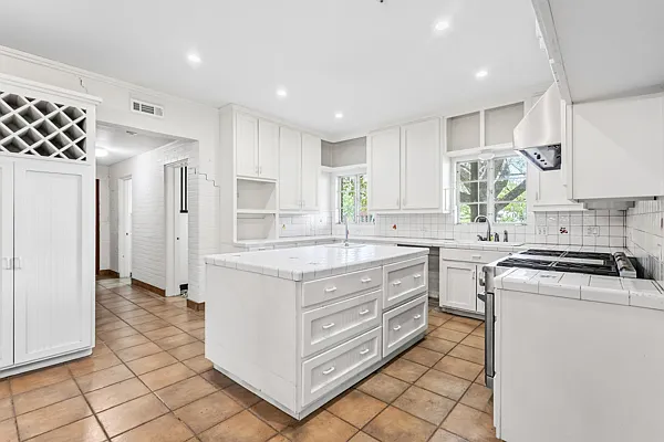 816 Country Club Dr — Photo 10