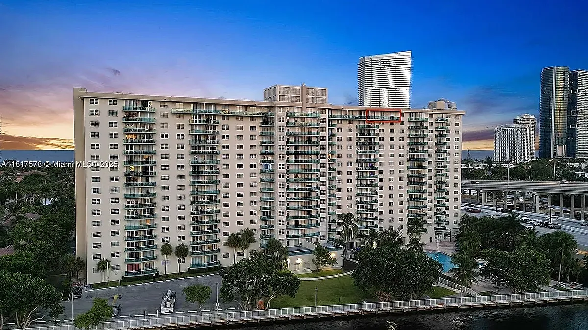 19390 Collins Ave — Photo 3