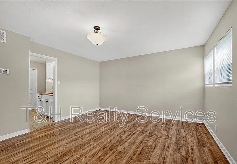 4924 Farrington Ave — Photo 7