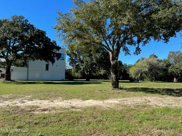 2 Beau Reve Ln, Pass Christian, MS 39571
