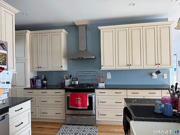 5th image of 4 Hard Hill Road South