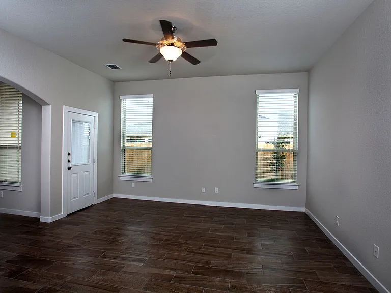 112 Lakeview Ct — Photo 4