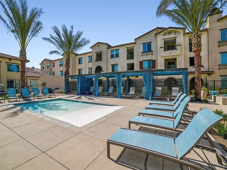 Vernola Marketplace Luxury Apartments — Photo 22