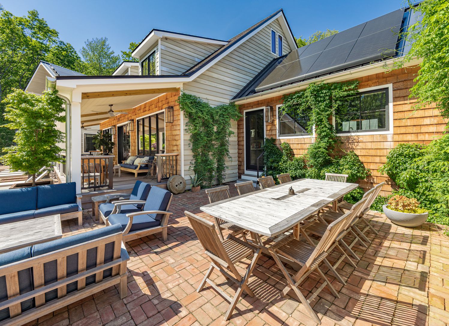  Outdoor Dining Area