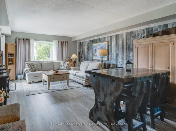 11 Beck Blvd #102, Penetanguishene, ON L9M 2G1