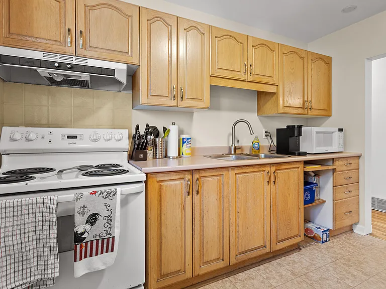 1263 Cobden Rd #1 — Photo 8