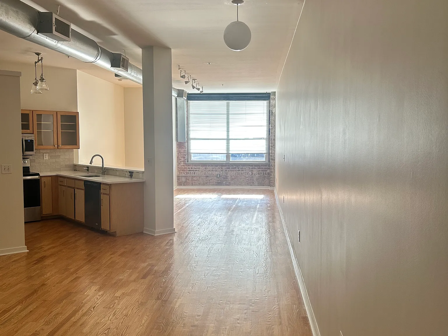 1 bed, 1094 sqft, $1,950 — Photo 1