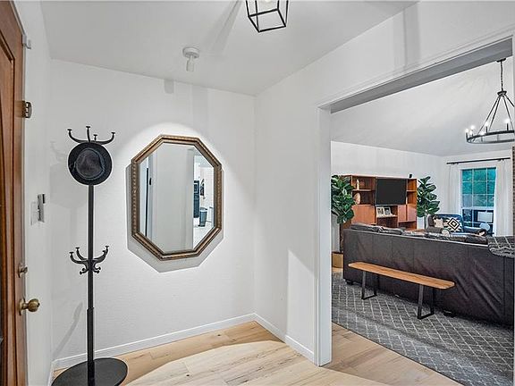 5th image of 915 Queens Dr