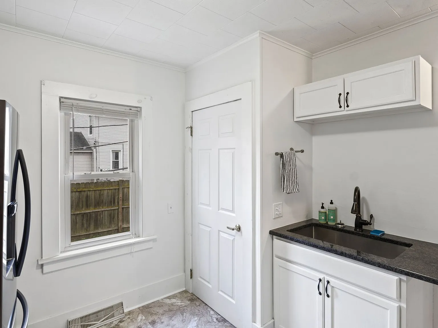 2 bed, 1.5 bath, 1434 sqft, $2,300 — Photo 3