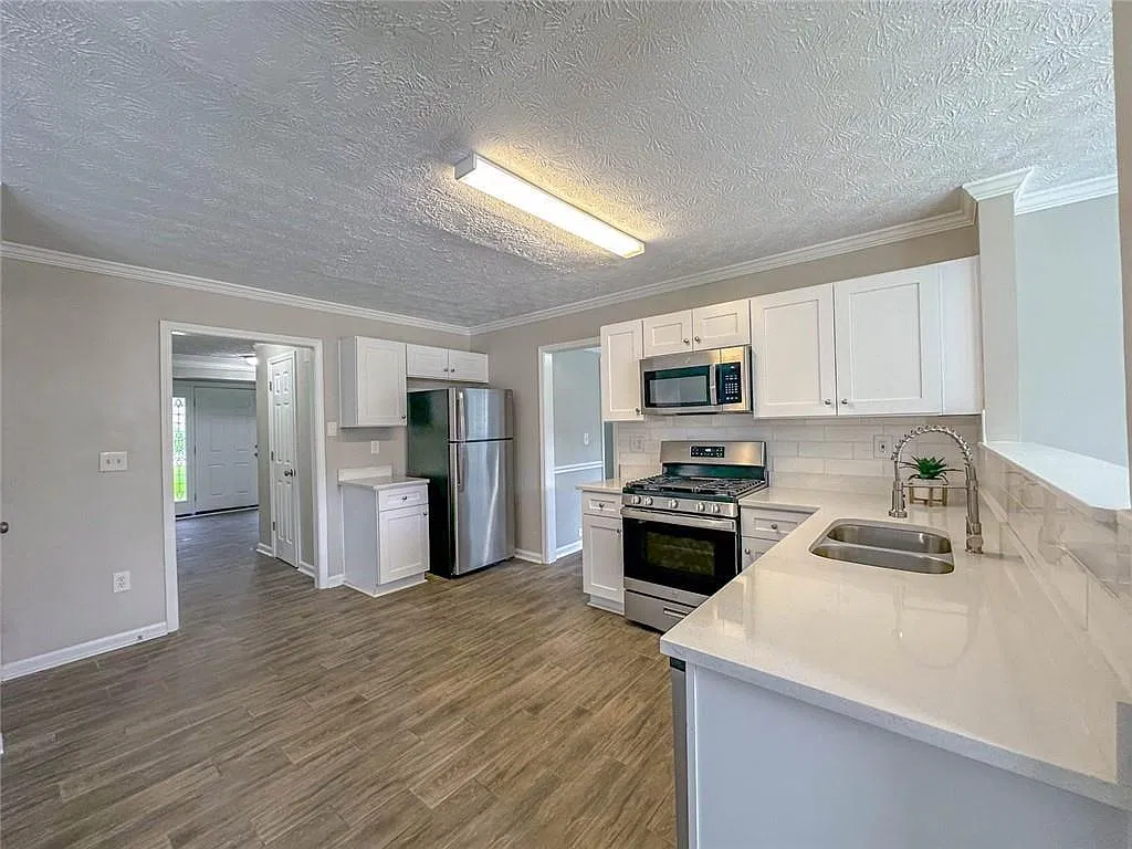 4 bed, 2.5 bath, 3052 sqft, $2,500 — Photo 3