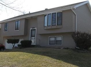 5215 W Dartmoor Dr, McHenry, IL 60050
