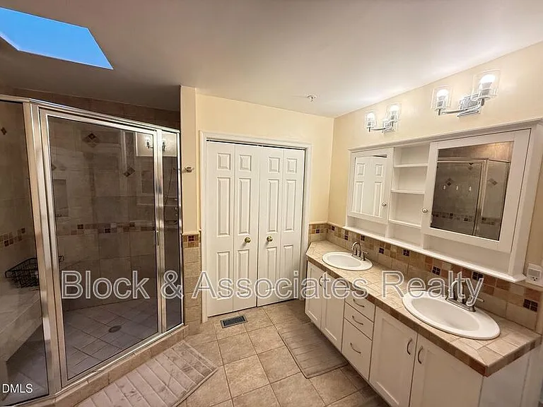 210 E Davie St — Photo 22