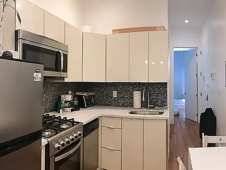 633 Wilson Ave #1D — Photo 1