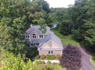 8669 Pebble Creek Dr, Pinckney, MI