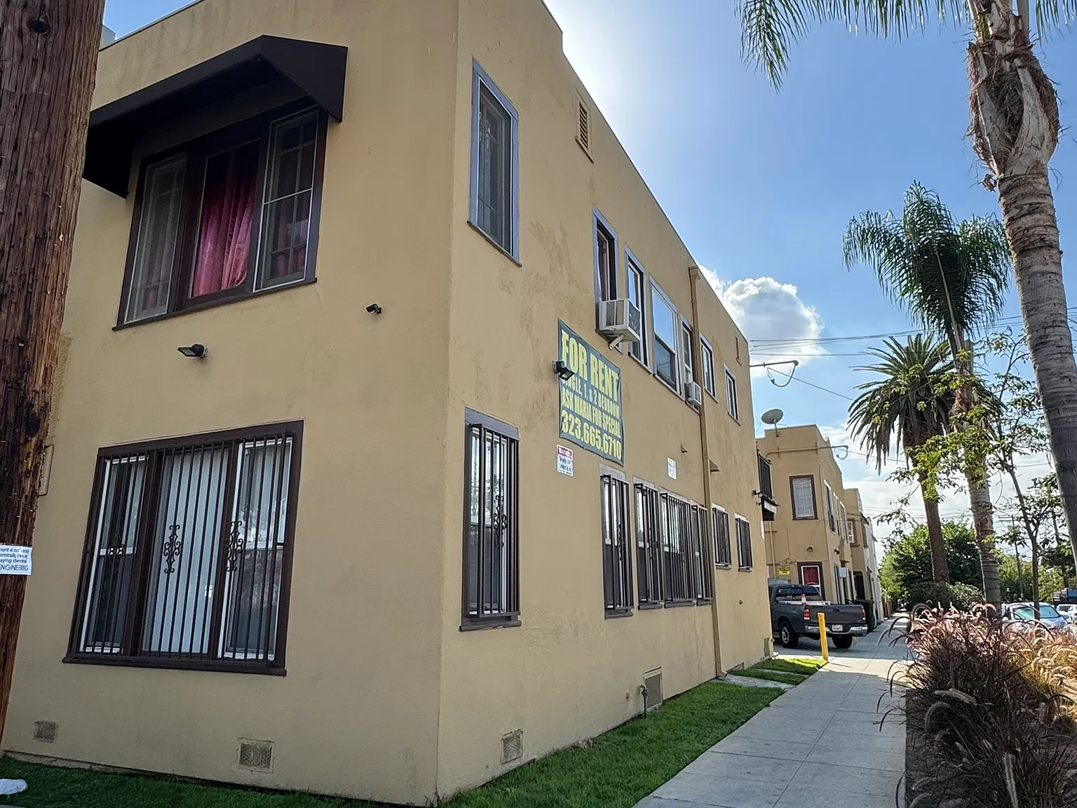2 bed, 830 sqft, $2,400 — Photo 2
