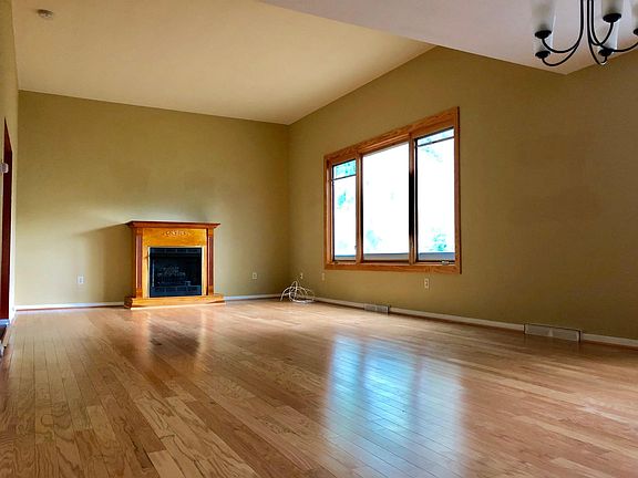 Open living / dining room (450 sq. ft.).
