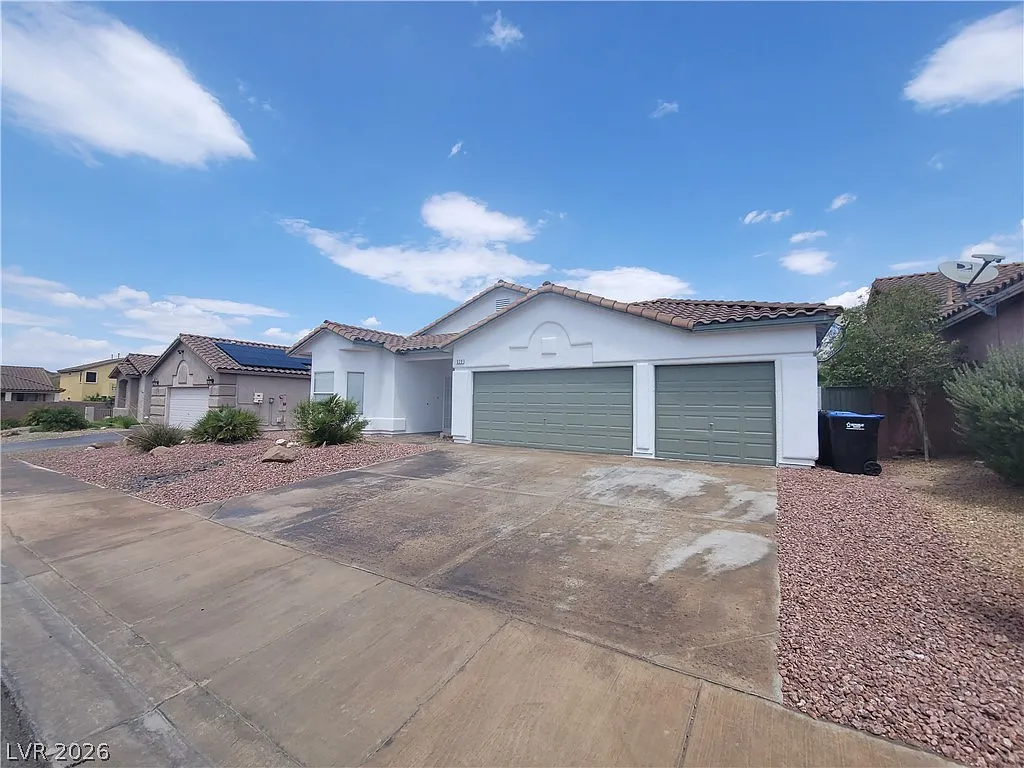 3 bed, 2.0 bath, 1411 sqft, $2,374 — Photo 2