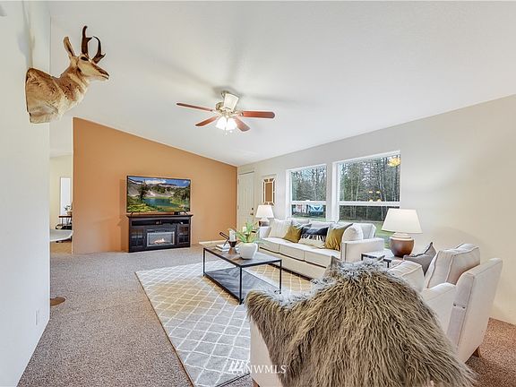 Entrance and living room - brand new carpet throughout!