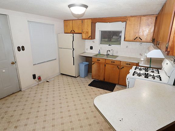3rd image of 3203 Garden Blvd