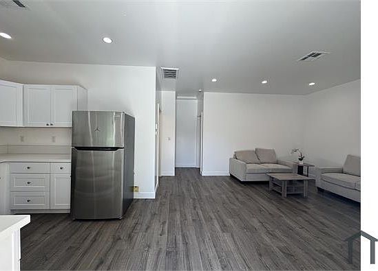 5th image of 247 E Adams Blvd #B
