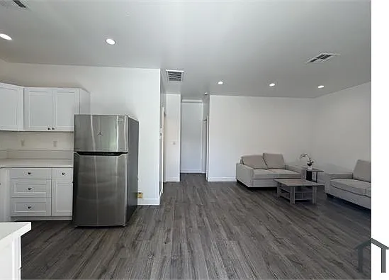 247 E Adams Blvd #B — Photo 5