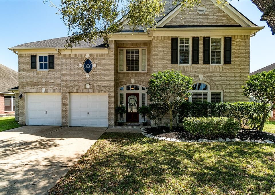 Beautiful 2-story Perry home is ready for you to call it home in the master planned community of Fairfield!