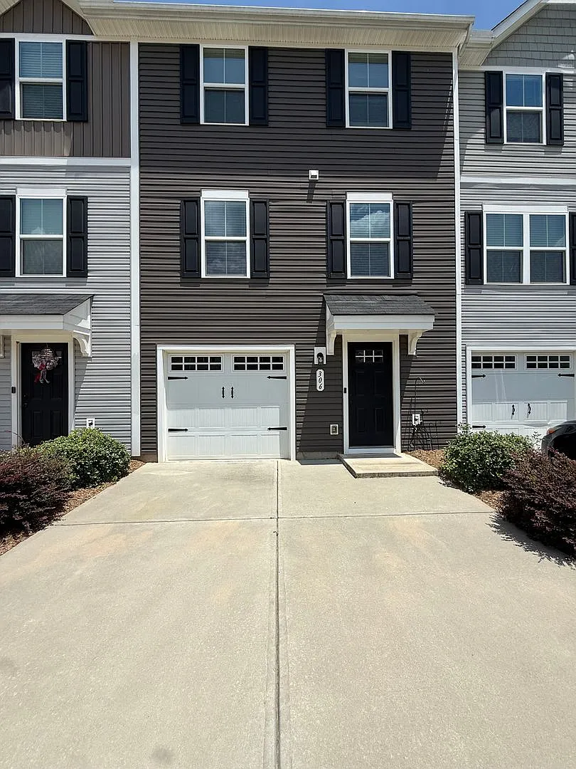 3/2.5 Townhome Available Now in Simpsonville! — Photo 1