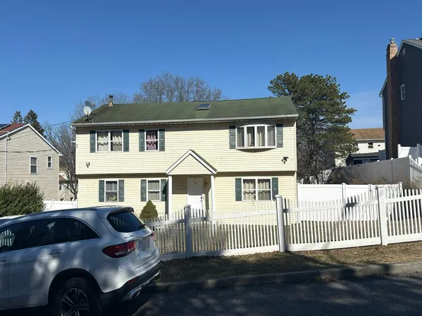 169 N 28th St, Wheatley Heights, NY 11798