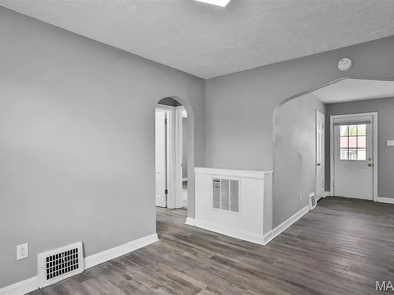 2057 Coleridge Dr — Photo 3