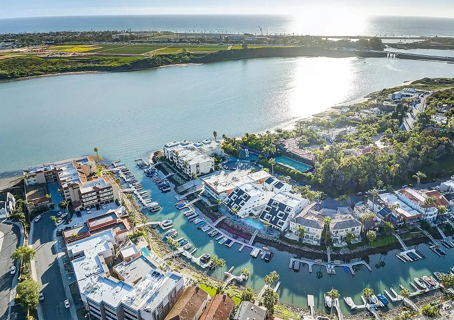 Luxury Condo in Bristol Cove — Photo 1