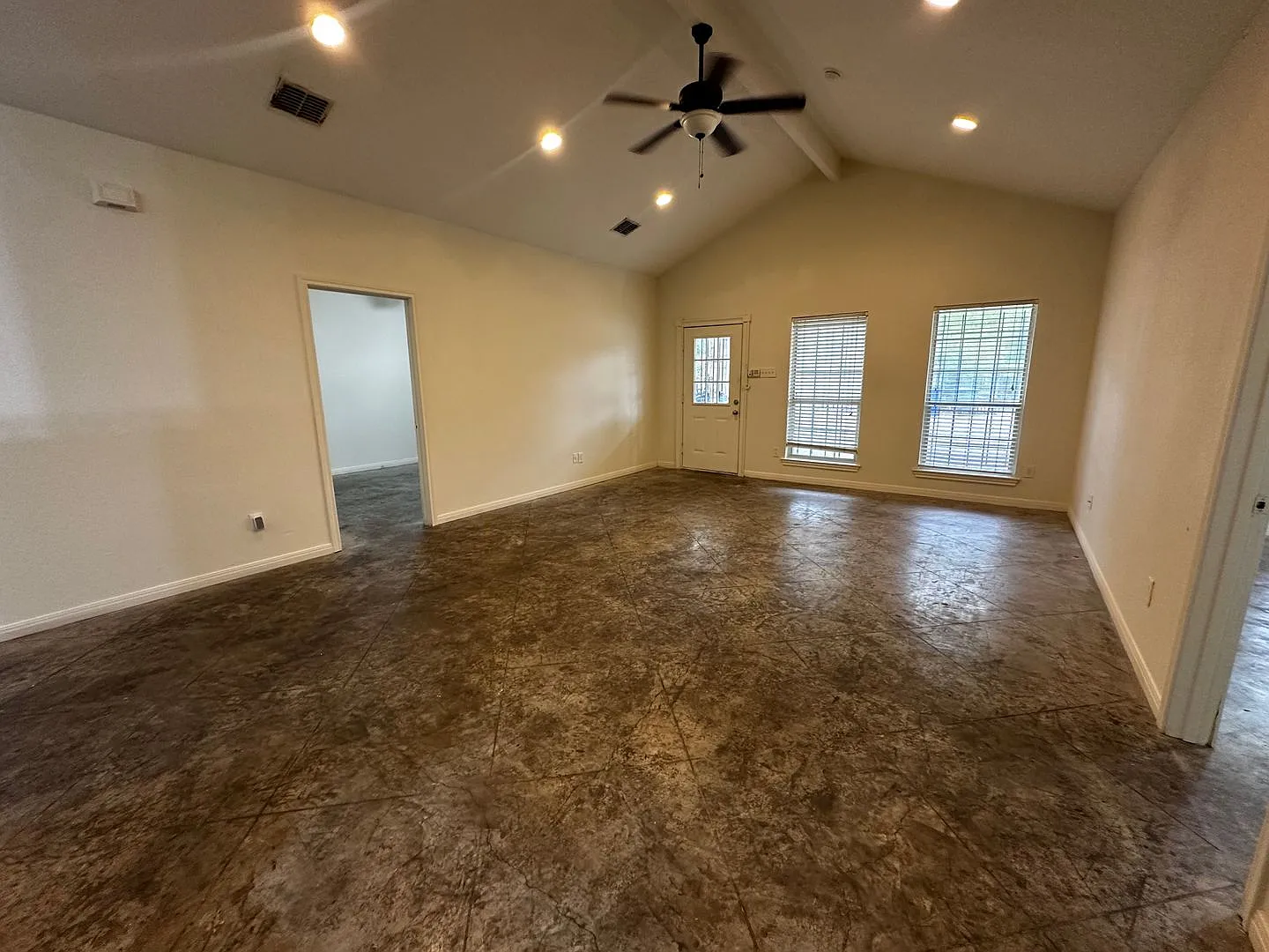 Spacious 4bd/4.5bth House - 912 Oakwood — Photo 3