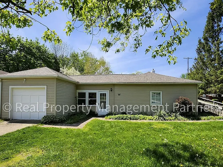 772 Hubbard St NE — Photo 1
