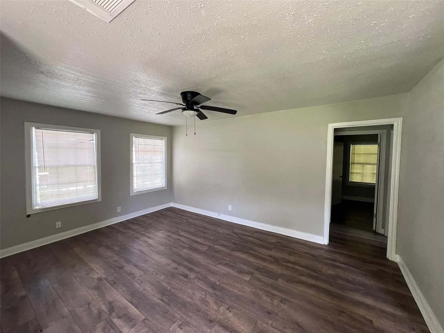 3 bed, 1.0 bath, 1058 sqft, $1,800 — Photo 3
