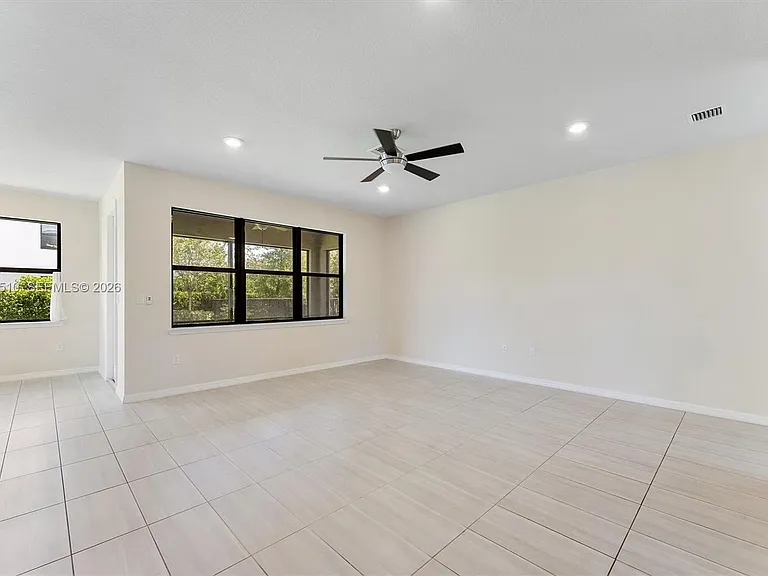 2485 Primrose Pl — Photo 16