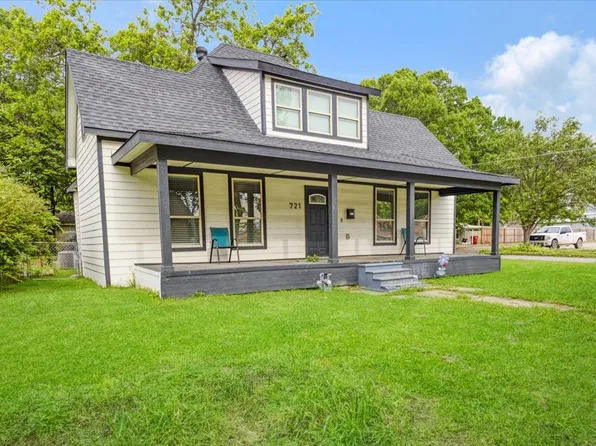 721 Maple St, Bonham, TX 75418