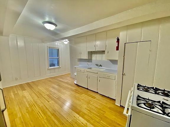 4th image of 1410 Wentworth St