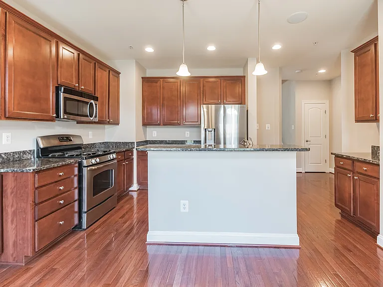 513 Girard St — Photo 4