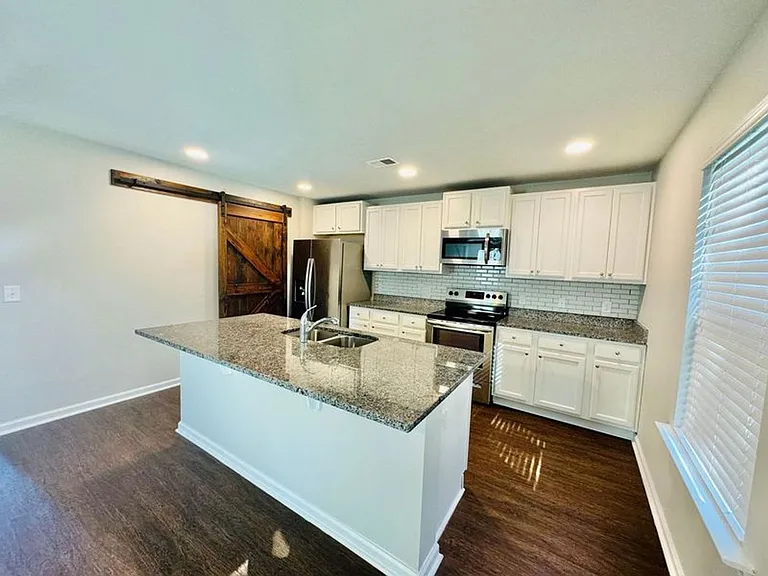 651 Hogan Dr — Photo 2