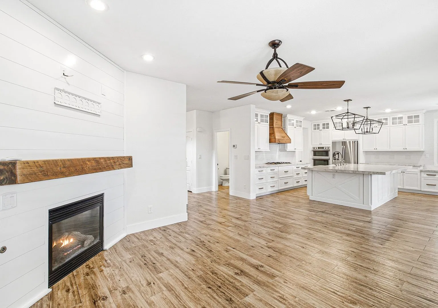 Beautifully upgraded Summerlin home with a private pool and spa! — Photo 4