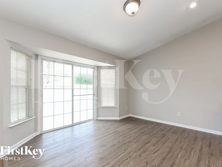 1437 Heather Ct — Photo 6