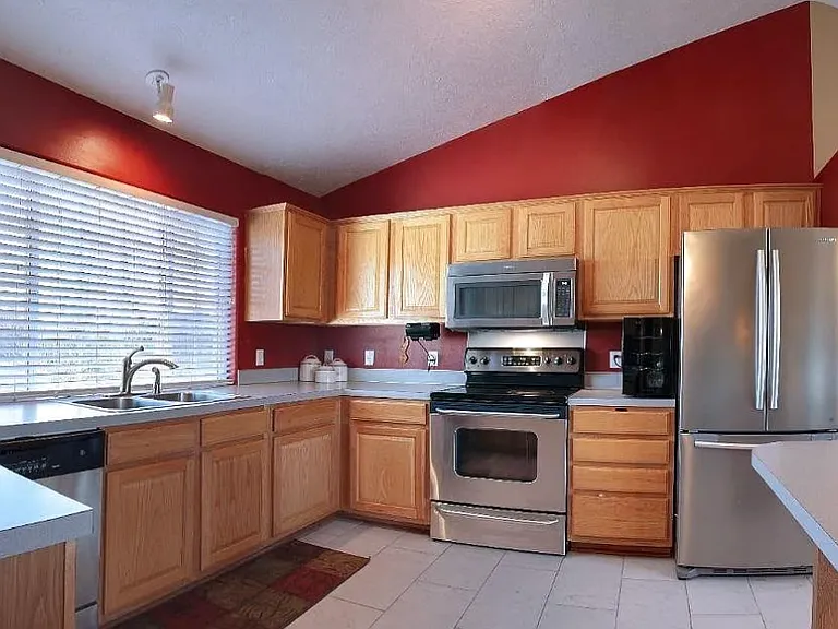 17282 Sprague St — Photo 7