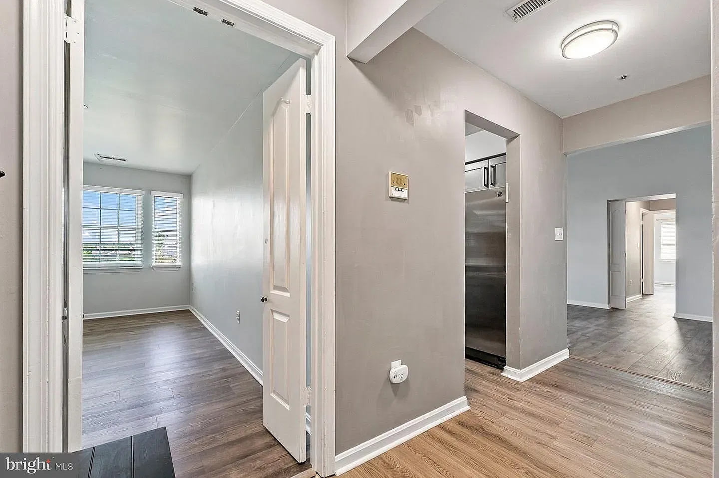 3 bed, 1090 sqft, $2,300 — Photo 4