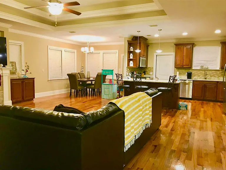 2525 Lantana Ln — Photo 2