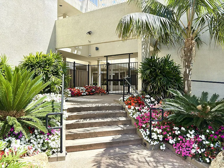 4513 Cove Dr #12 — Photo 2