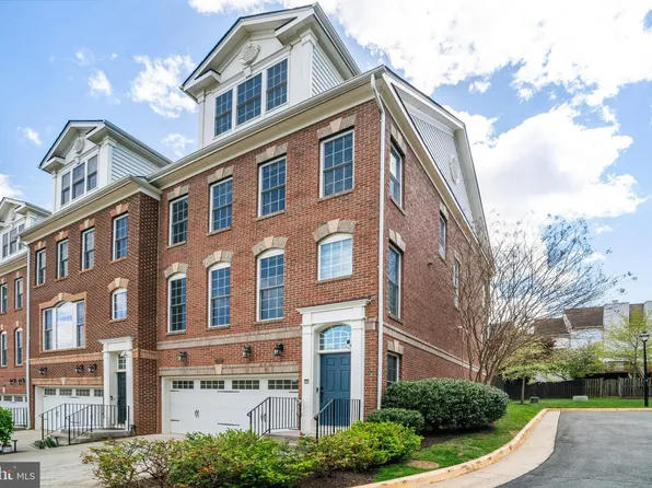 2082 Hutchison Grove Ct, Falls Church, VA 22043