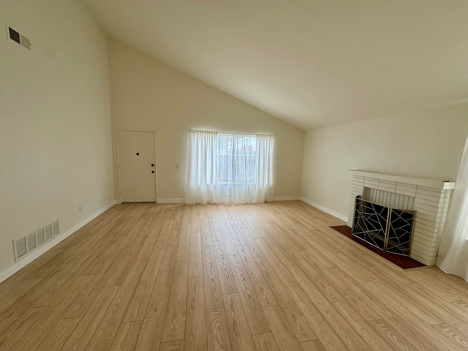 3 bed, 1505 sqft, $4,399 — Photo 4