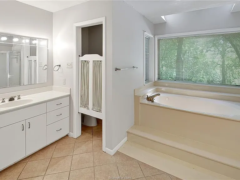 305 Brookside Dr W — Photo 24